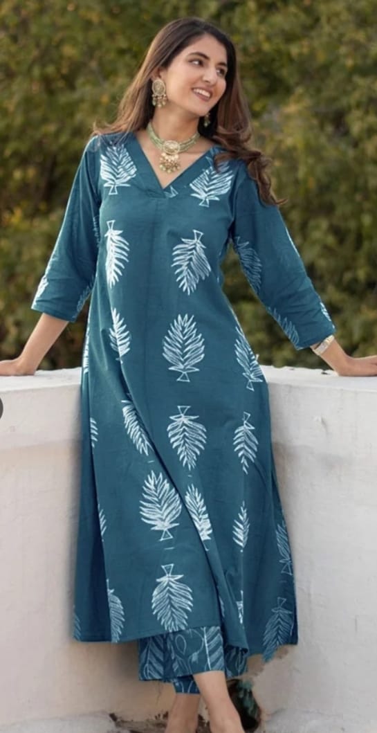 DITYA Green & White Printed Kurta With Trousers